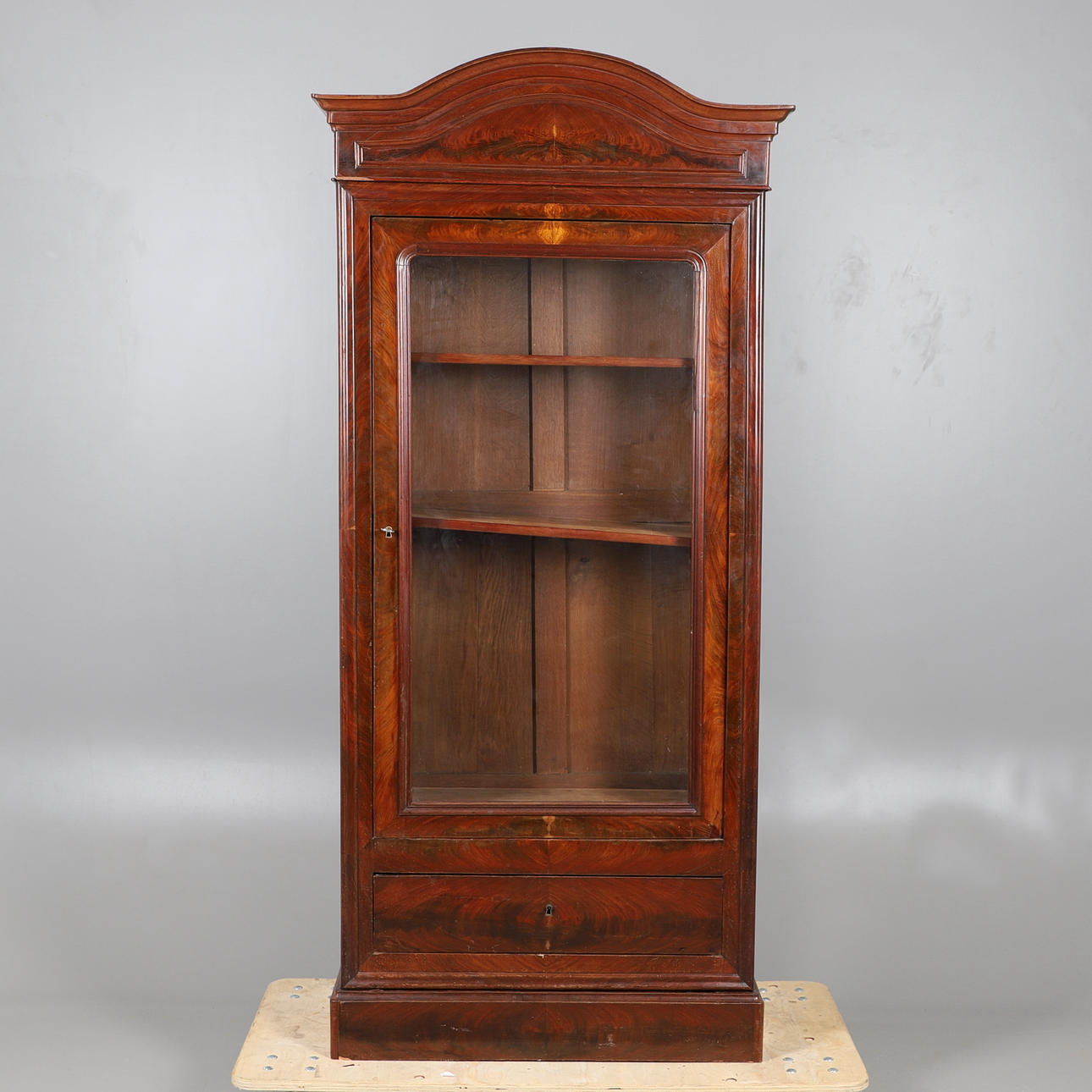 A SINGLE GLAZED DOOR MAHOGANY BOOKCASE.