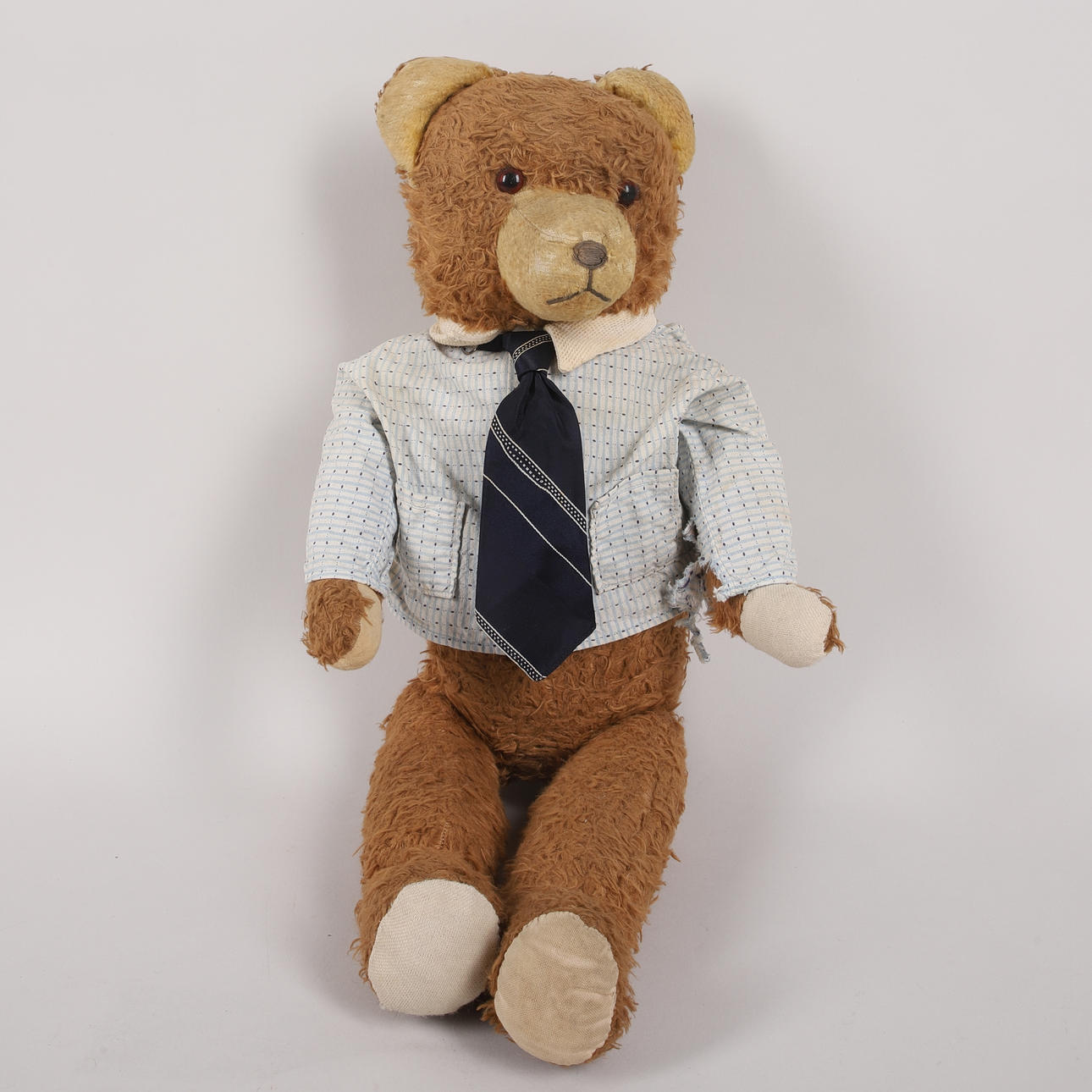 Ein Teddybär mit Hemd und Krawatte, erste Hälfte des 20. Jahrhunderts.
