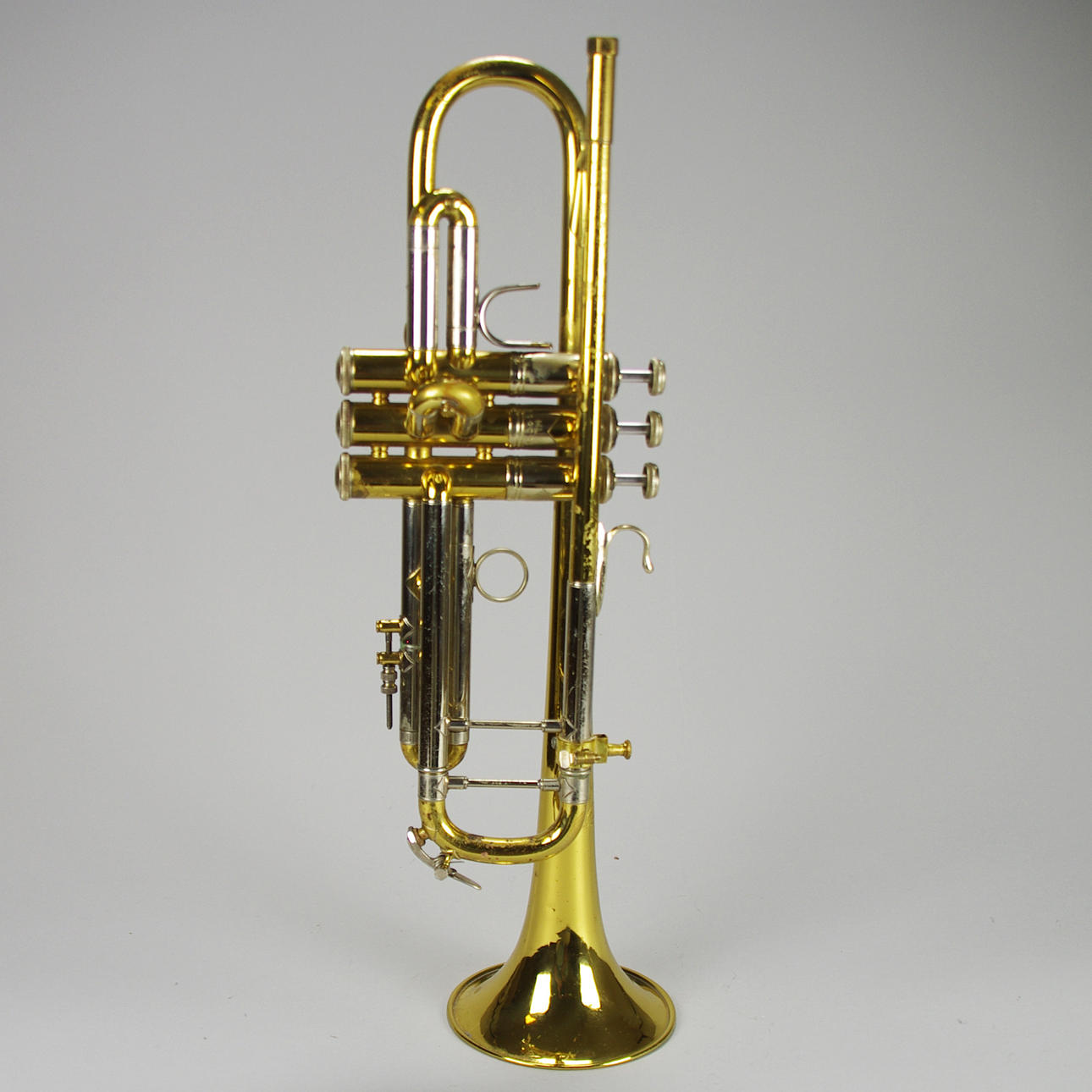 TRUMPET, mässing med låda och tillbehör.