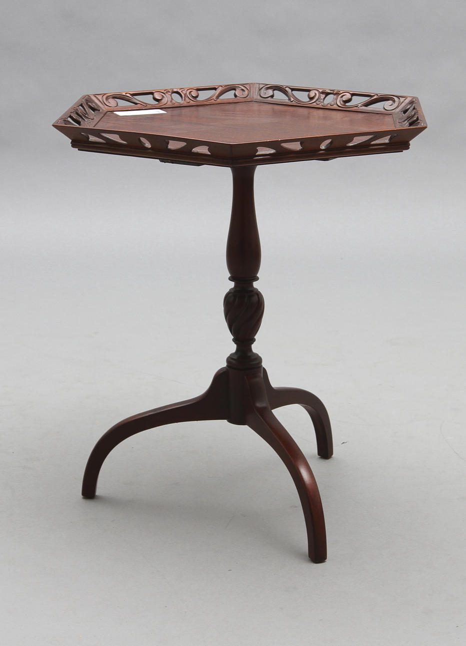 SOFFBORD, England, 1900-tal.