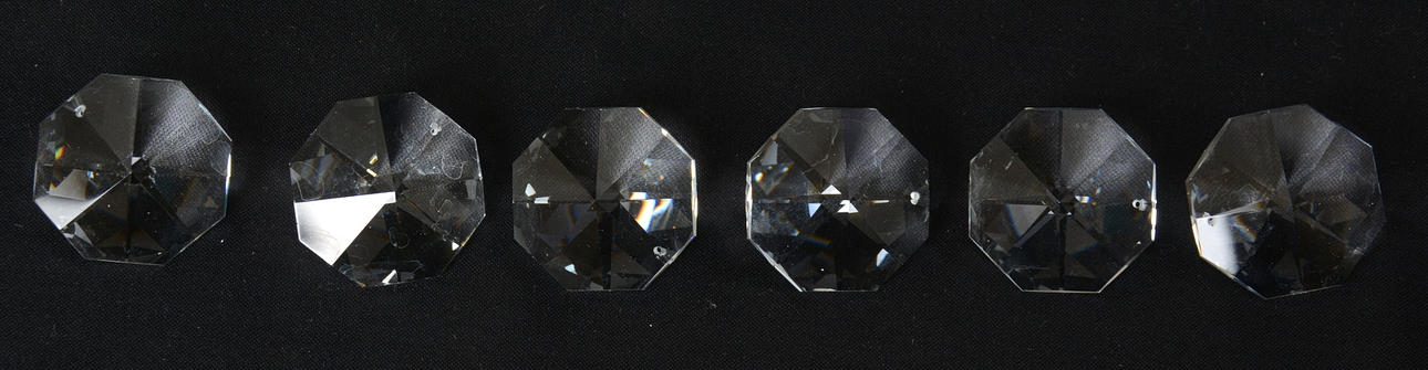 KRISTALLPRISMOR, brilljantslipade, 1-låda.