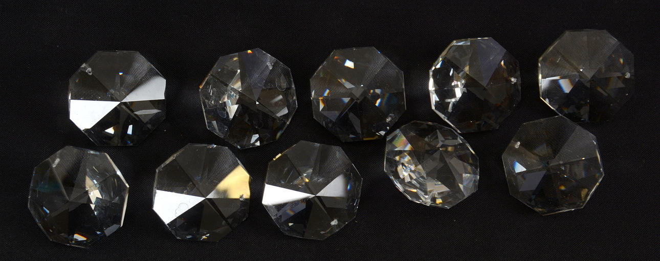 KRISTALLPRISMOR, brilljantslipade, 1-låda.