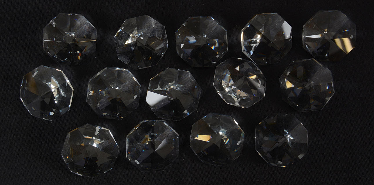 KRISTALLPRISMOR, brilljantslipade, 1-låda.