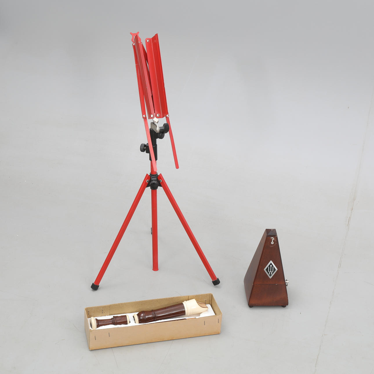 BLOCKFLÖTE, Dolmetsch, England, mit Metronom und Notenständer.