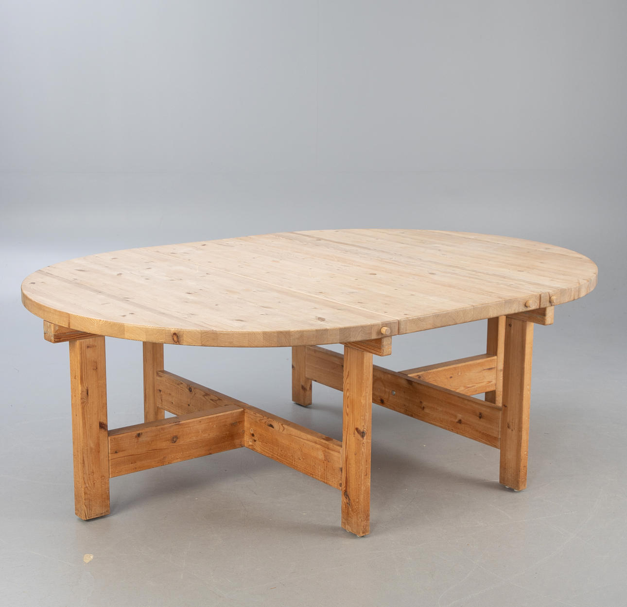 TAGE POULSEN. Extendable dining table for GM Möbler, Denmark.