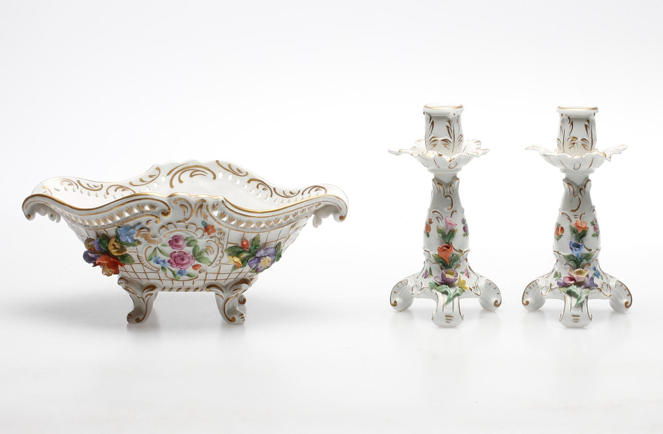 SKÅL OCH ETT PAR LJUSSTAKAR, porslin, Dresden, Tyskland.