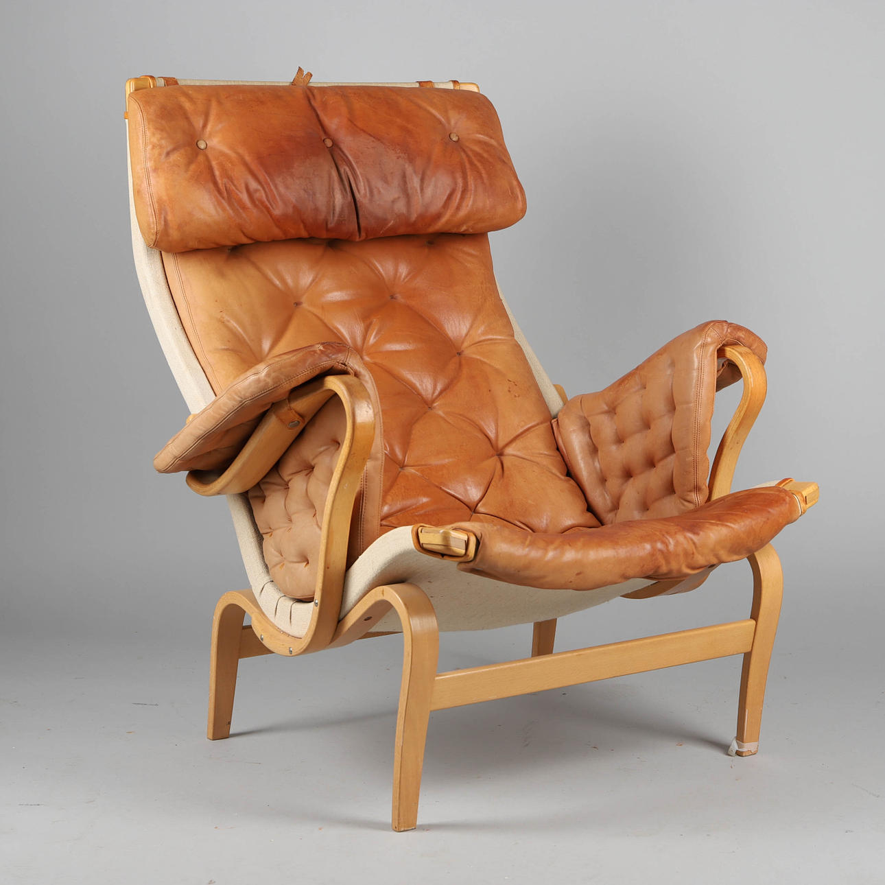 BRUNO MATHSSON. Sessel, Buche „Pernilla“, Leinwand, Leder, DUX.