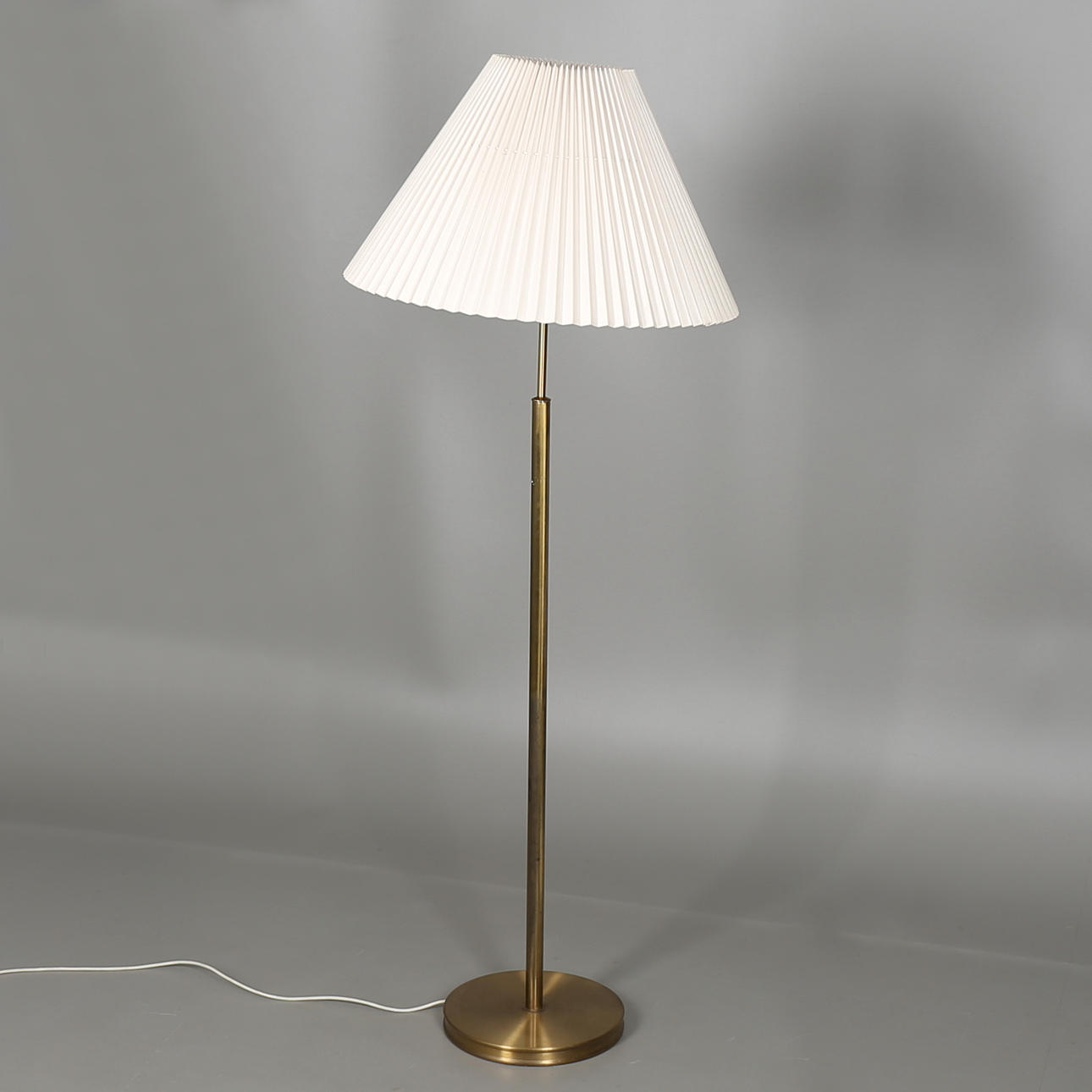 GOLVLAMPA med stomme av mässing.