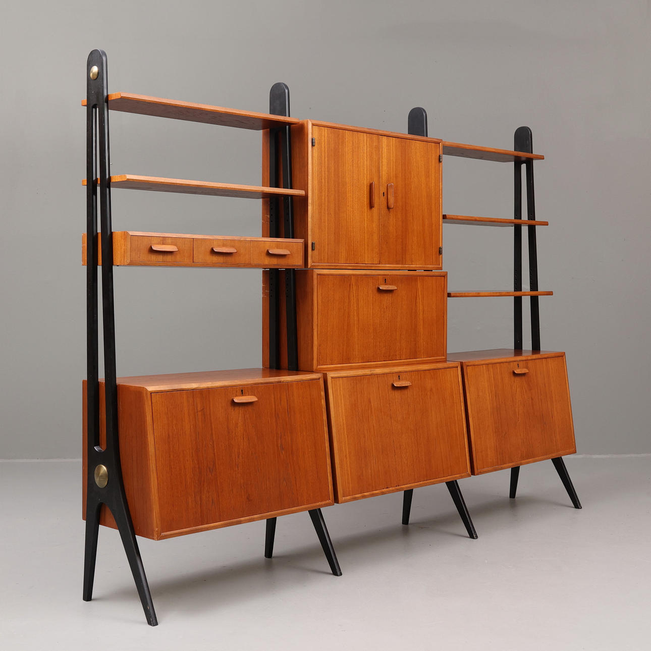 HYLLSYSTEM, 3 sektioner i teak, Treman, 1900-talets mitt. Möbler - Skåp ...