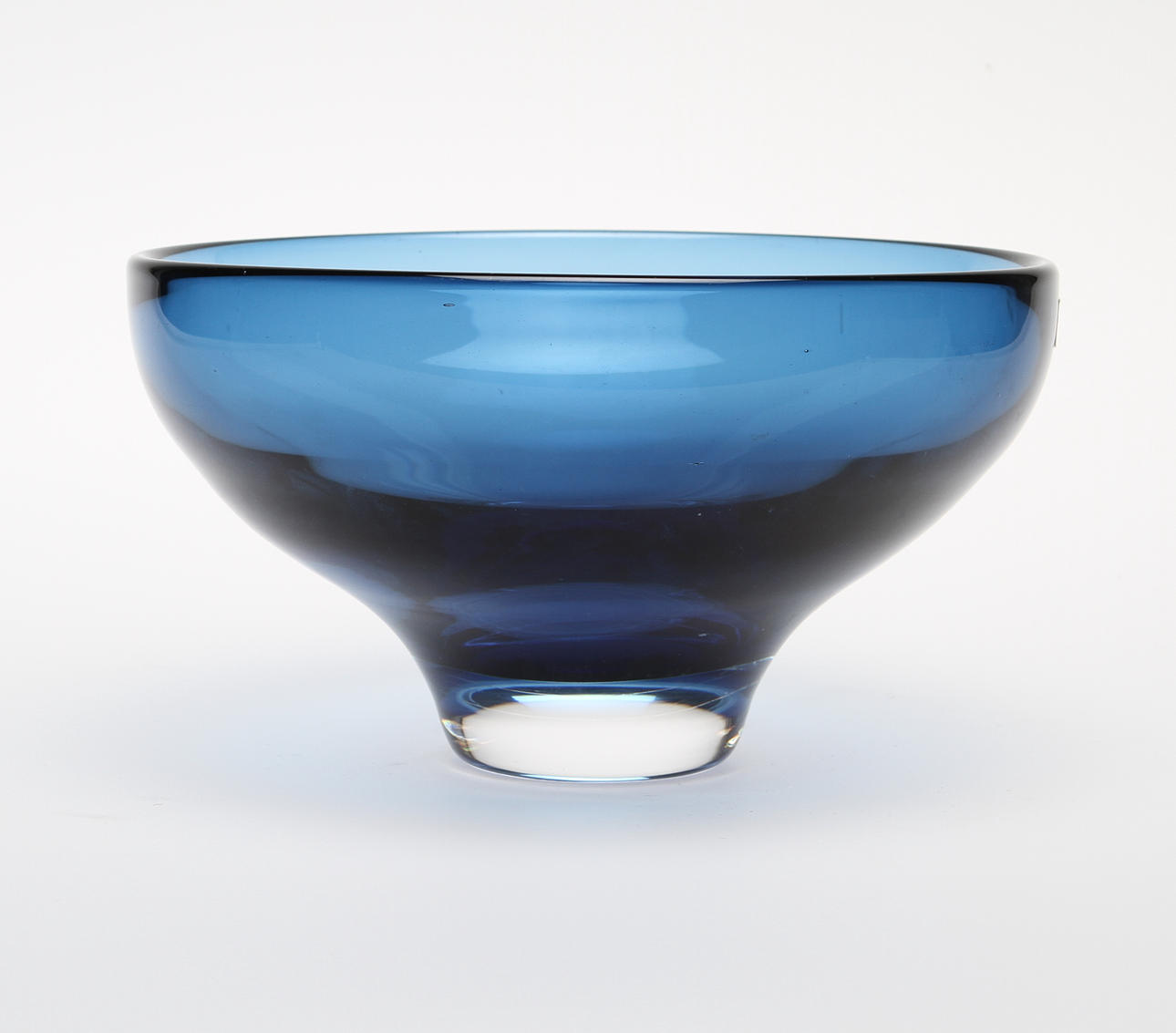 MONA MORALES-SCHILDT. Skål i konstglas, Kosta, signerad.