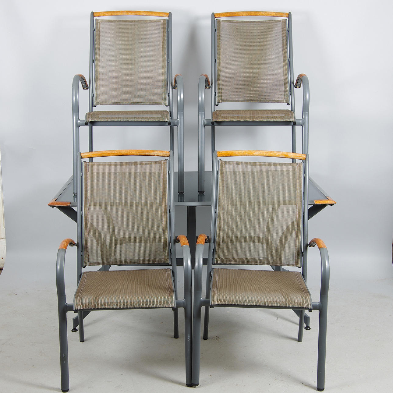 TRÄDGÅRDSGRUPP, målad lättmetall med teakdetaljer.