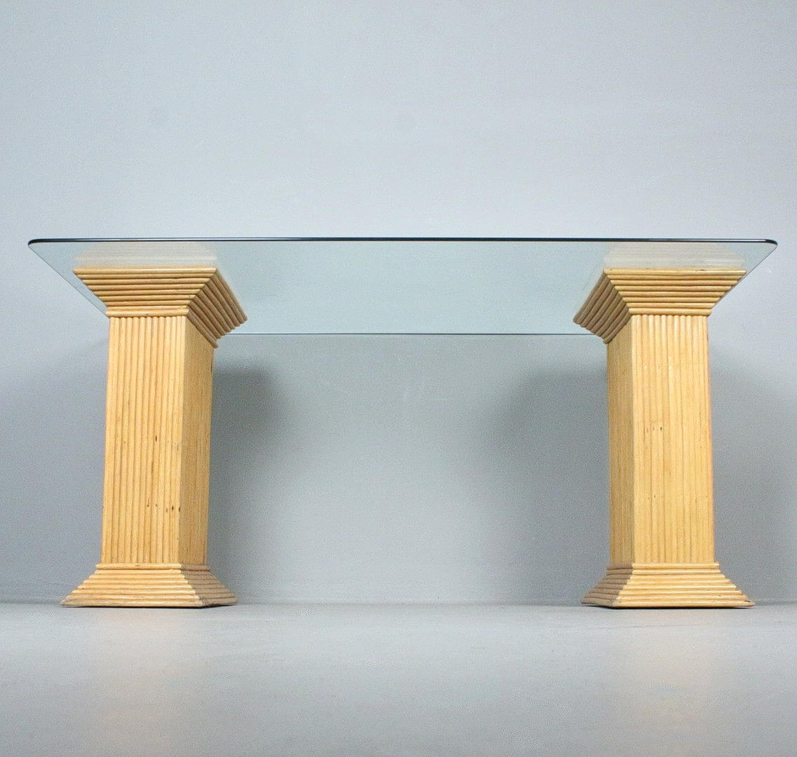 Glastisch / Schreibtisch mit Bambussäulen.