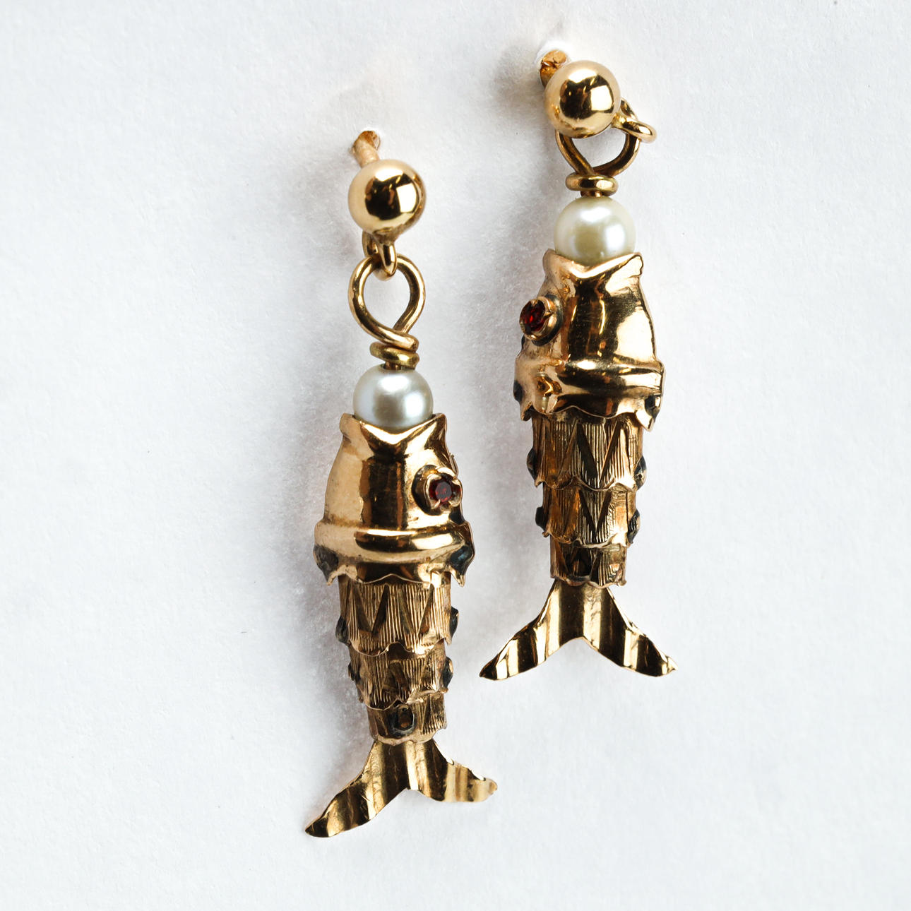 ØRERING, 18 K guld, i form af fisk.