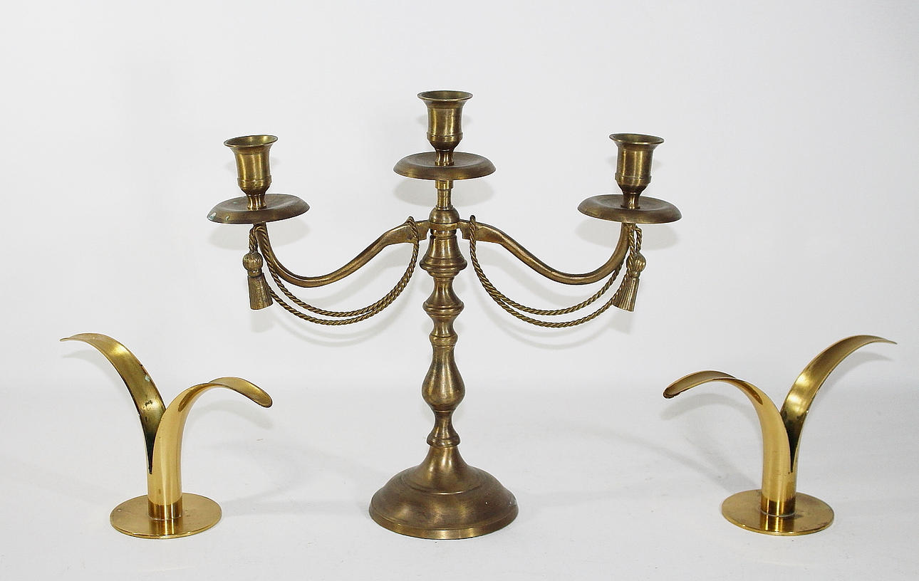 LJUSSTAKAR, 3 st, mässing, ett par "liljan" en trearmad ljusstake.