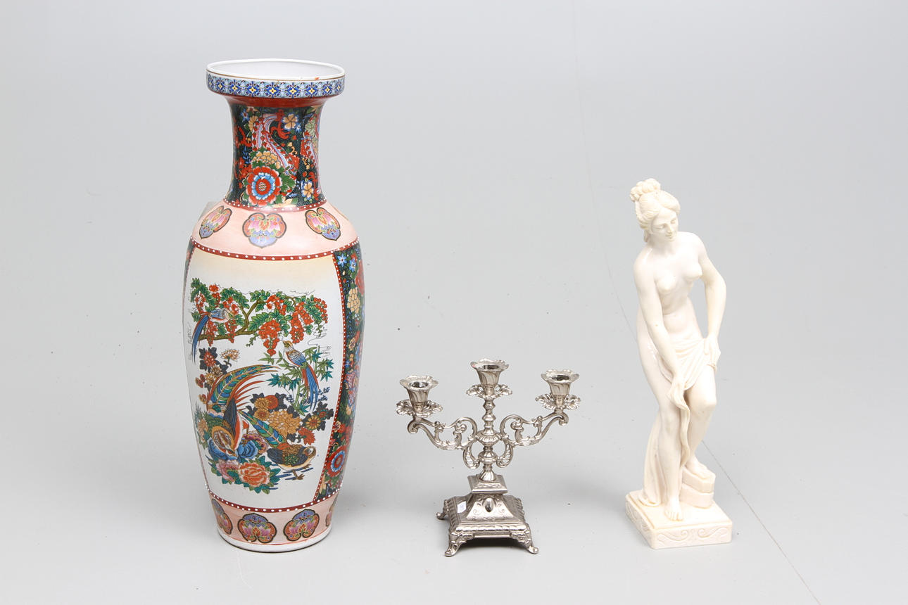 GOLVVAS, orientalisk, samt figurin och kandelaber.