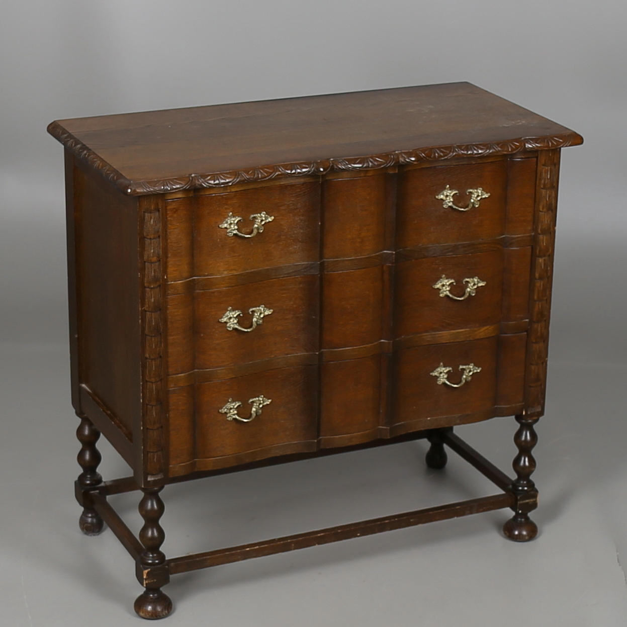 BYRÅ i barockstil,1900-talets andra hälft.