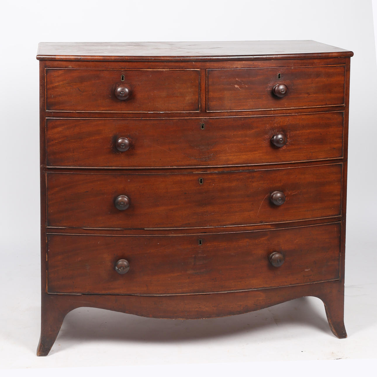 UNA CÓMODA VICTORIANA DE CAOBA CON LAZO FRONTAL.