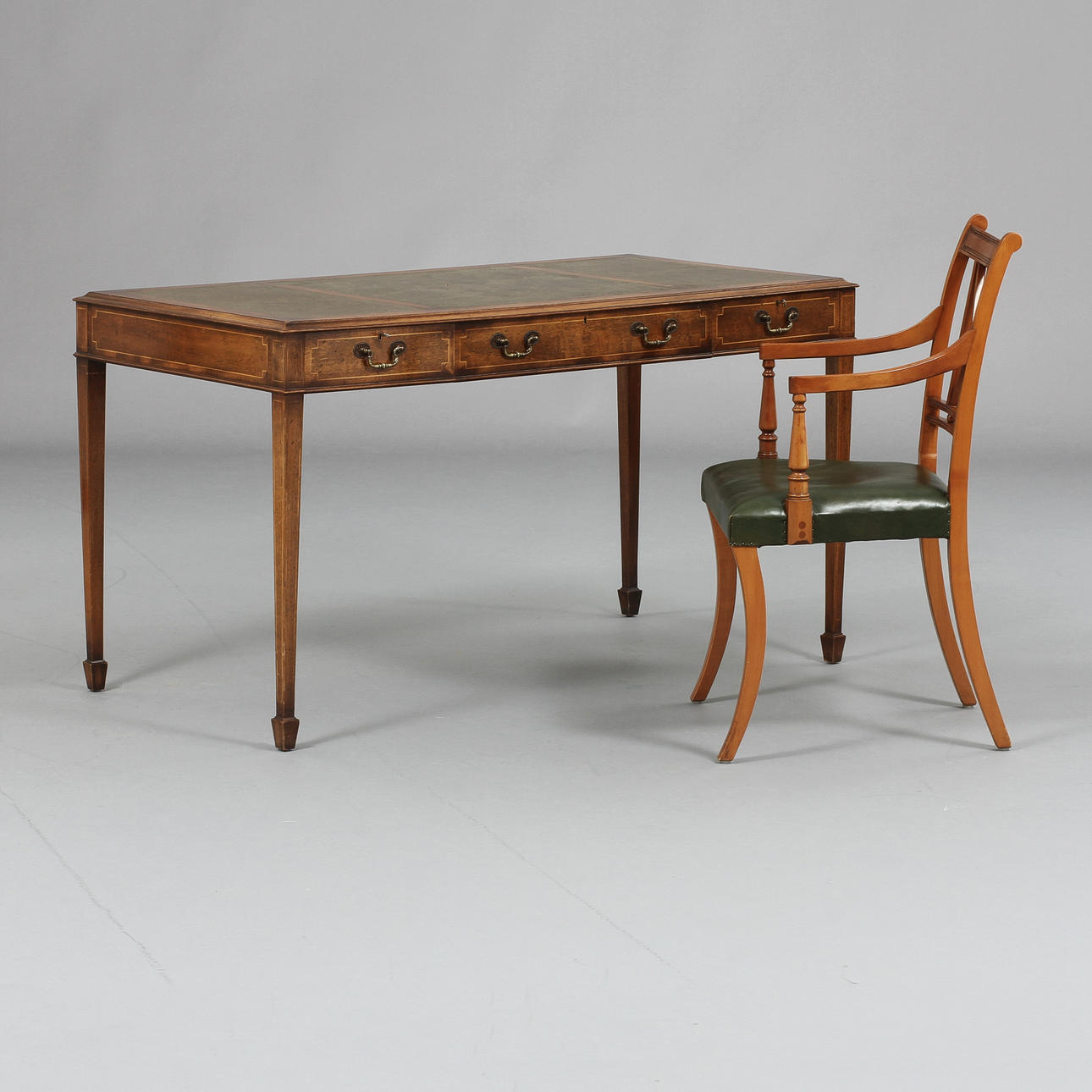 SKRIVBORD och STOL, engelsk stil 1900-tal.