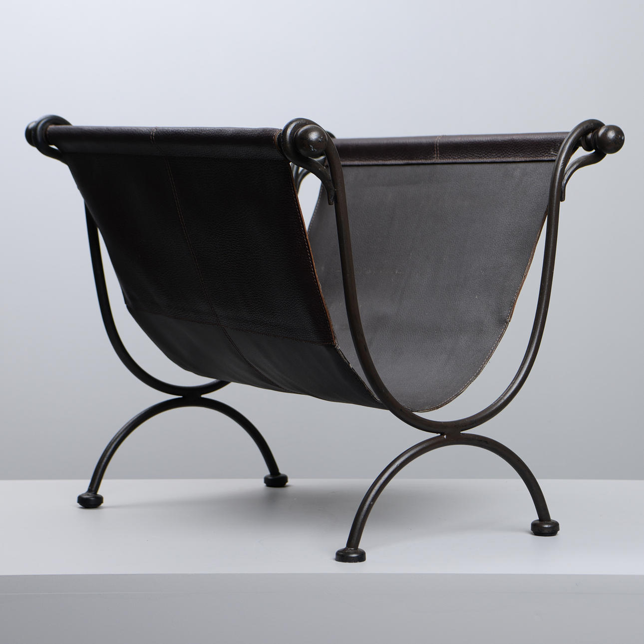 Ein Holzkorb, Metall und Leder, 21. Jahrhundert.