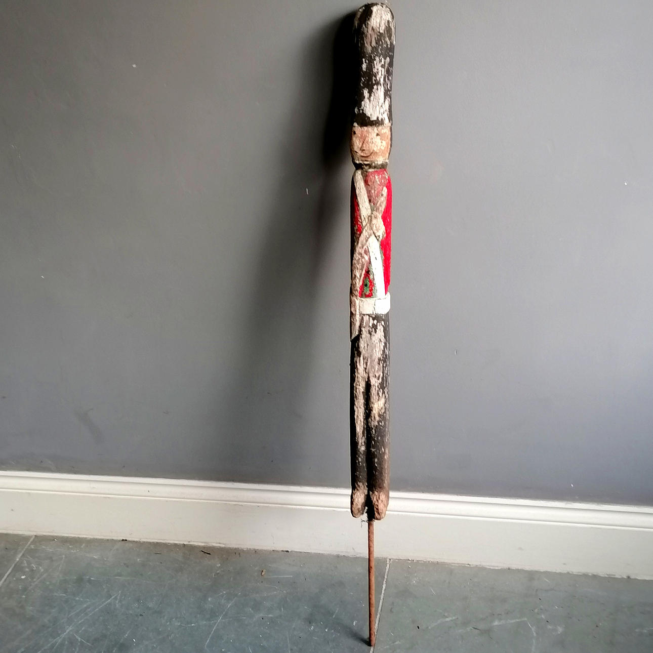 FOLKEKUNST UDSKÅRET SOLDATFIGUR I TRÆ.