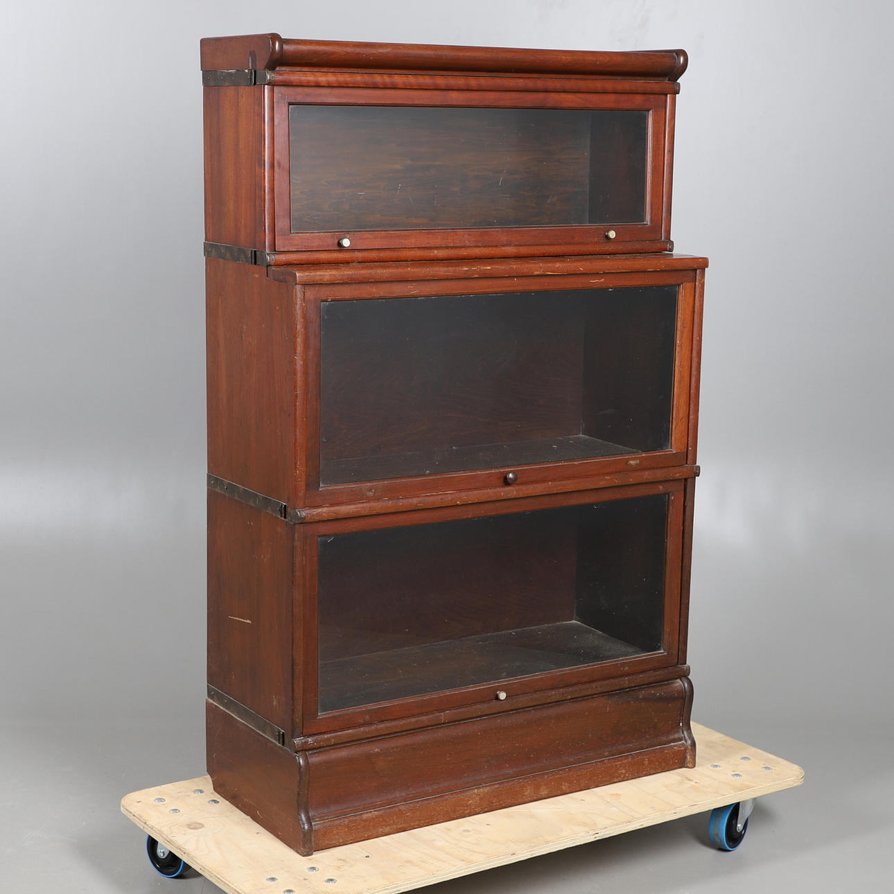 A GLOBE WERNICKE GLAZED SECTIONAL BOOKCASE.