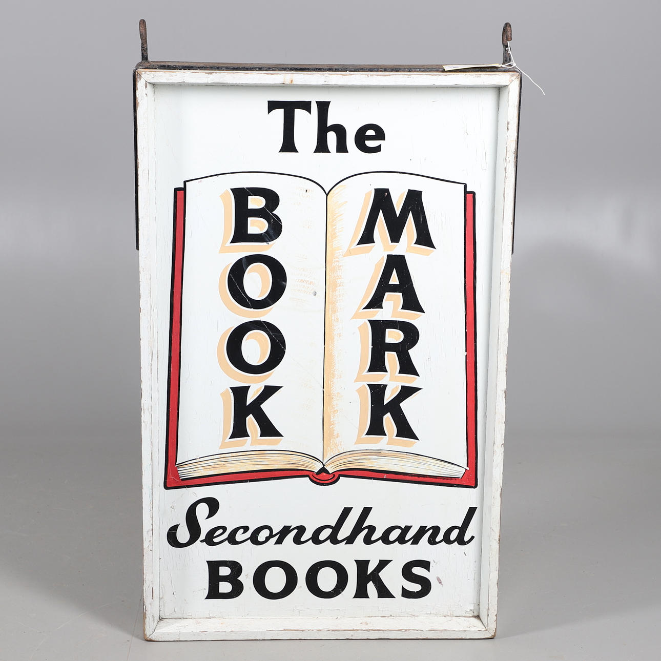 EN DUBBELSIDIG MÅLAD BUTIKSSKYLT.