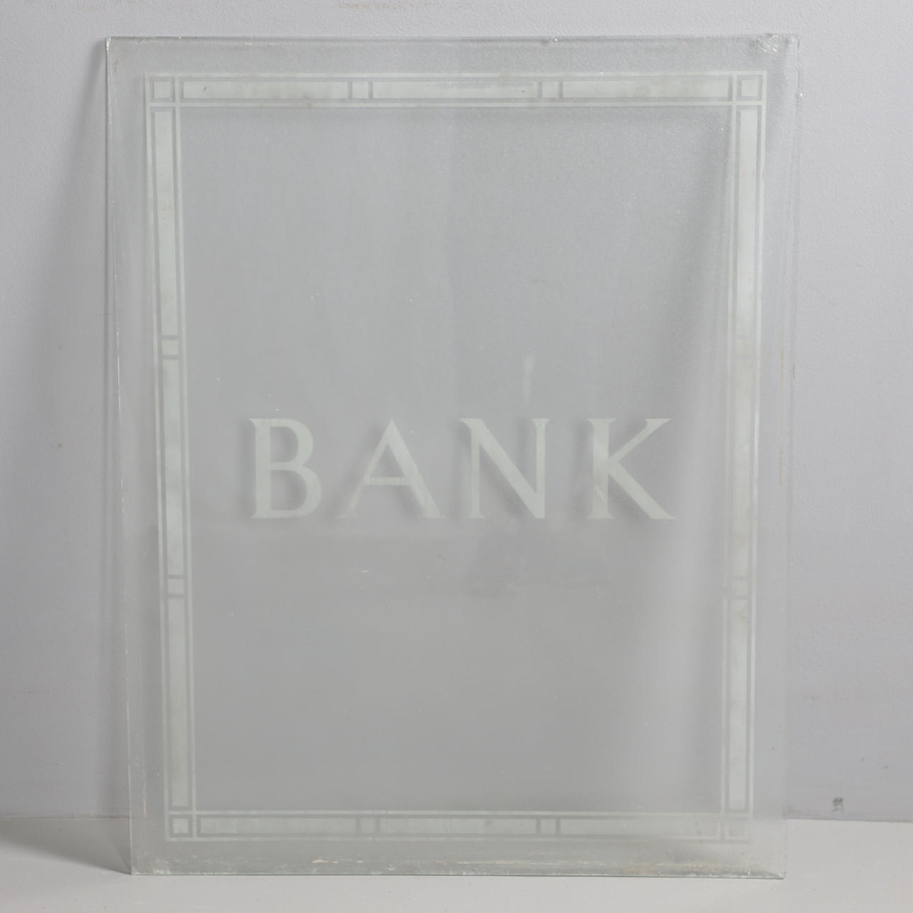 UN PANEL DE VIDRIO ESMERILADO.