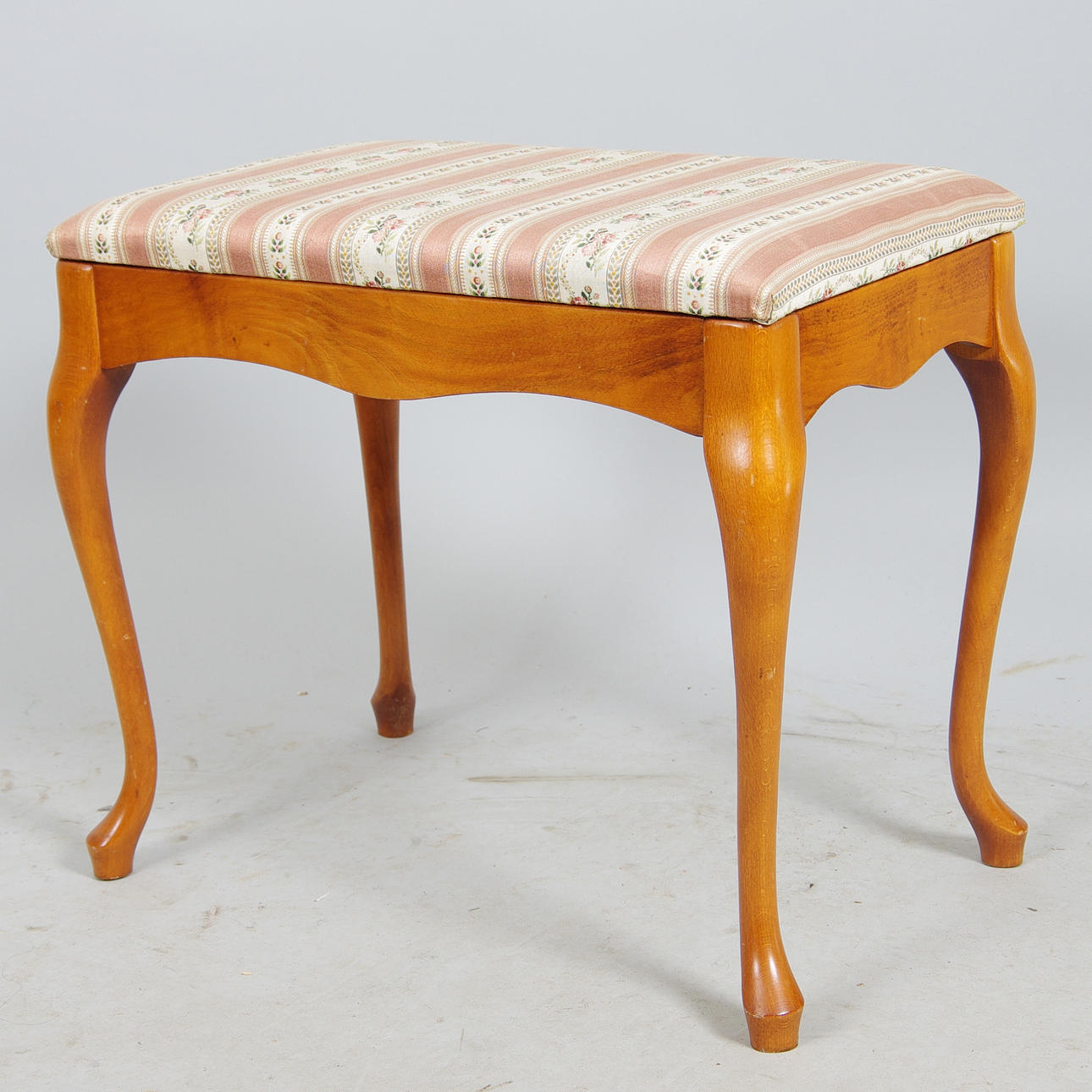 PIANOPALL, mahogny, rokokostil, sent 1900-tal.