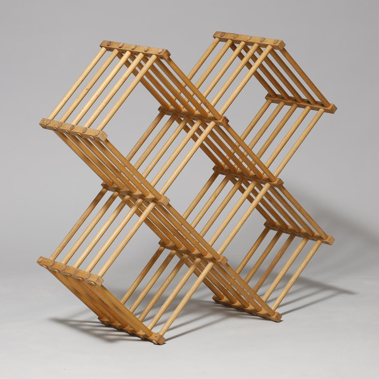 Skulpturel reol, rundstokke af bøg.