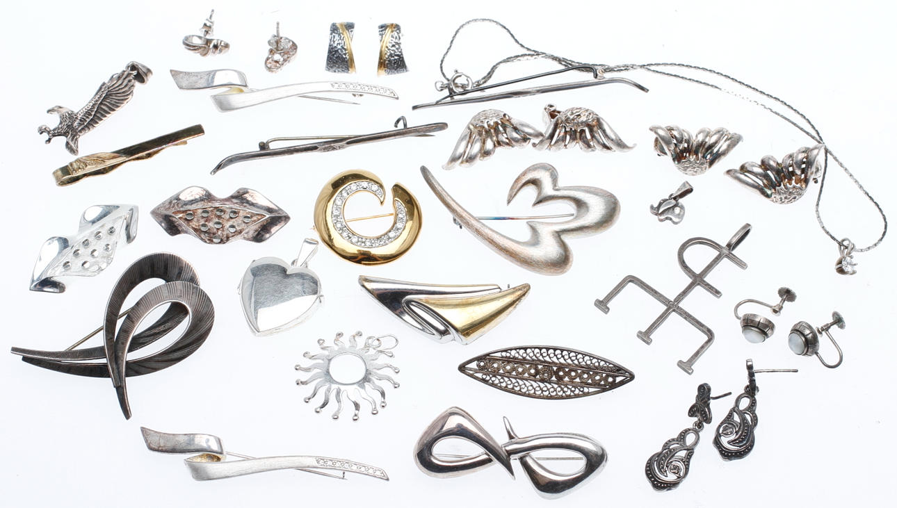 SMYCKEN, ca 30 delar, silver, 1900-2000-tal, vikt ca 113,4 gram.