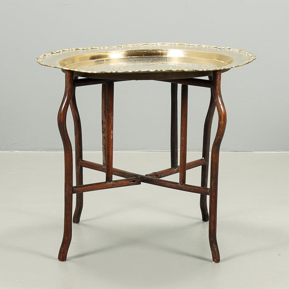 ORIENTALISCHER TABLETTTISCH AUS DER MITTE DES 20. JAHRHUNDERTS.