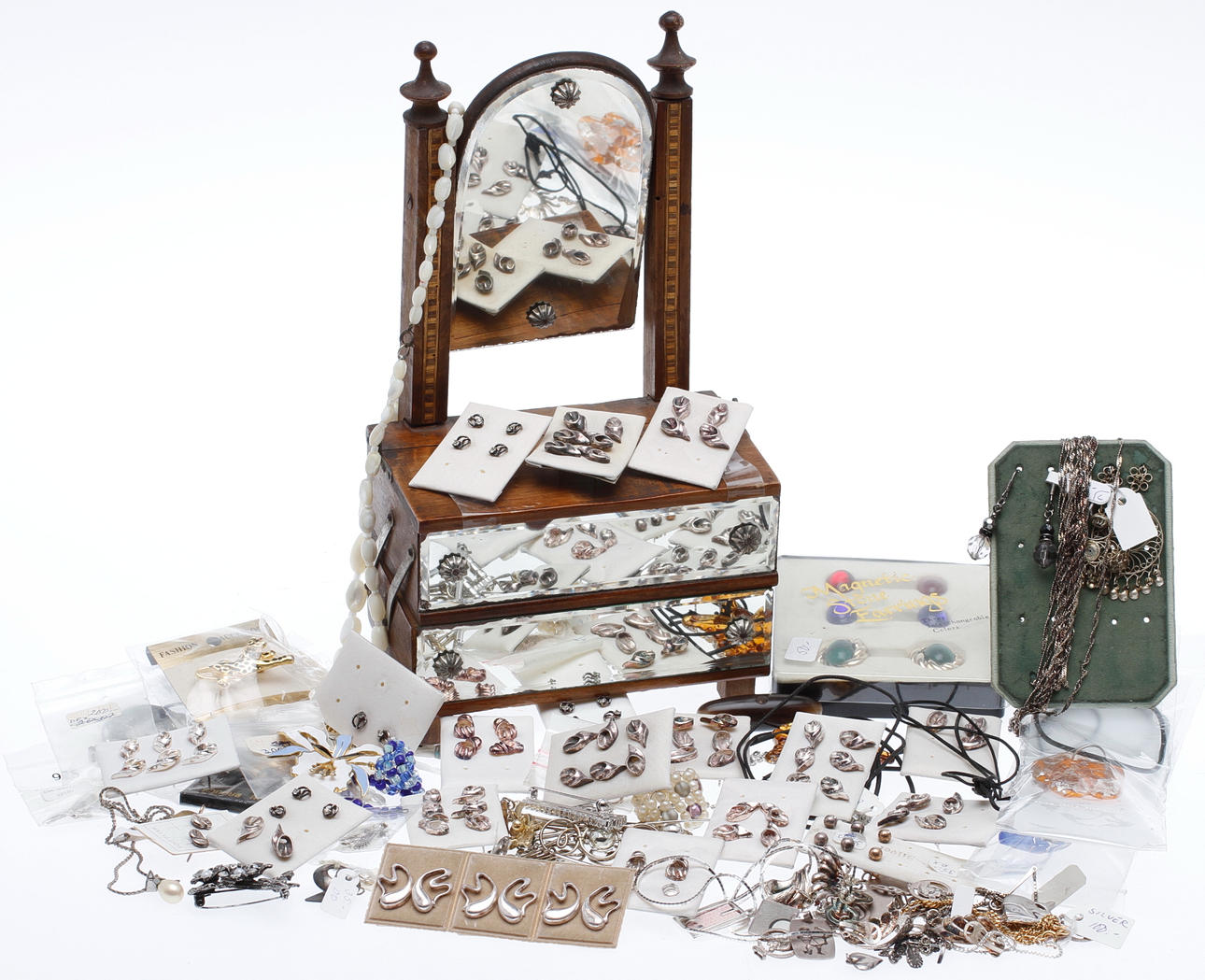 SMYCKEN och SMYCKESSKRIN, bl.a. silver.