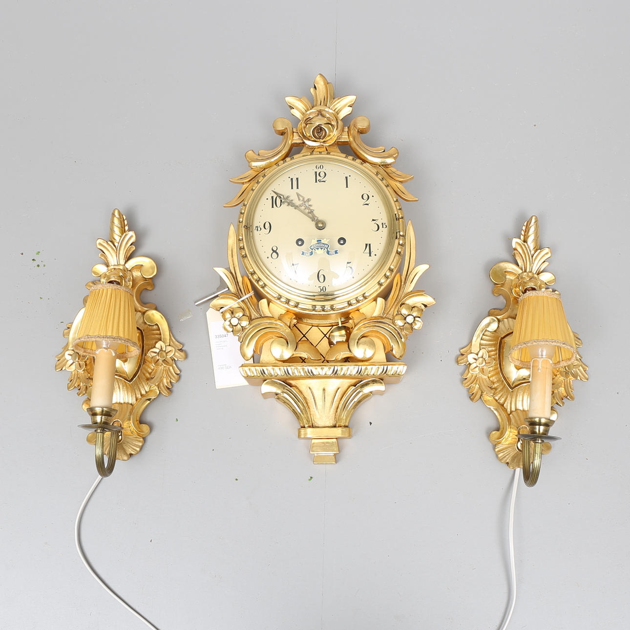 VÄGGPENDYL samt LAMPETTER, ett par, förgyllt trä, Westerstrand, 1900-tal.