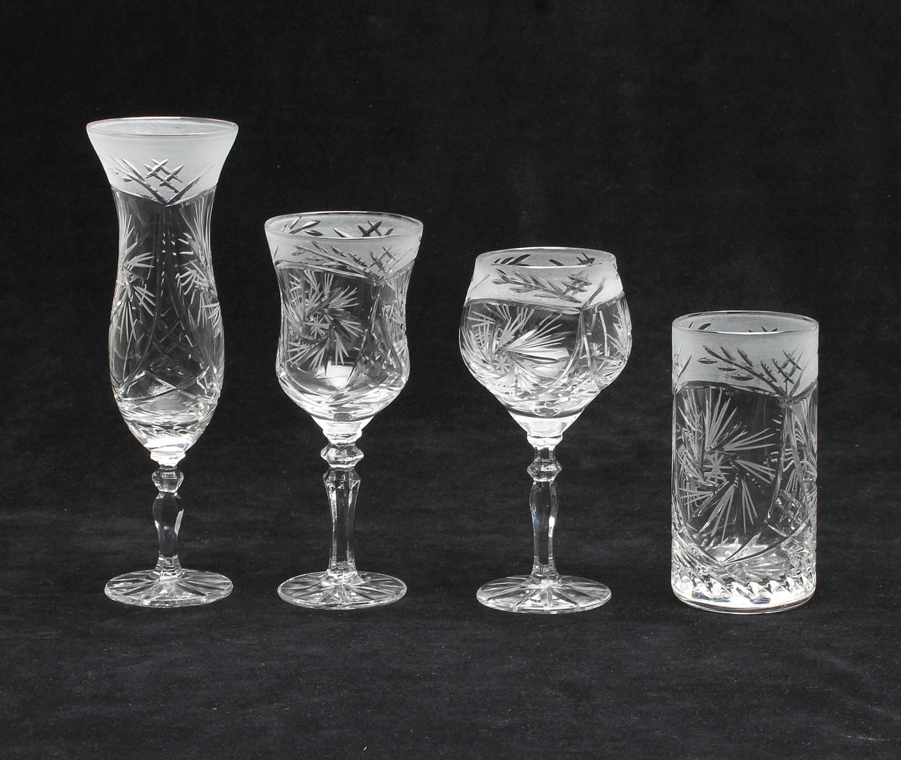 GLASSERVISDELAR, halvkristall, 24 delar, 1900-tal.