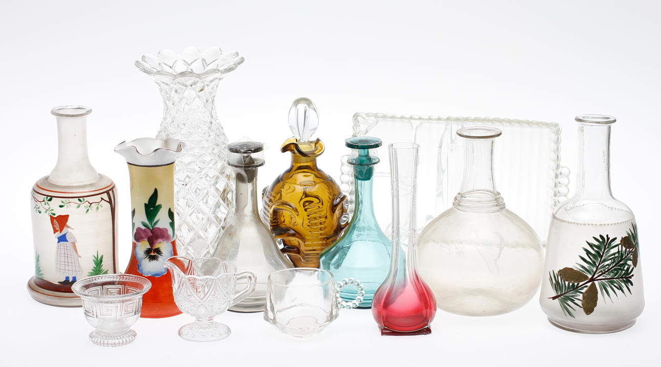 GLASFÖREMÅL, 13 delar, 1900-tal.