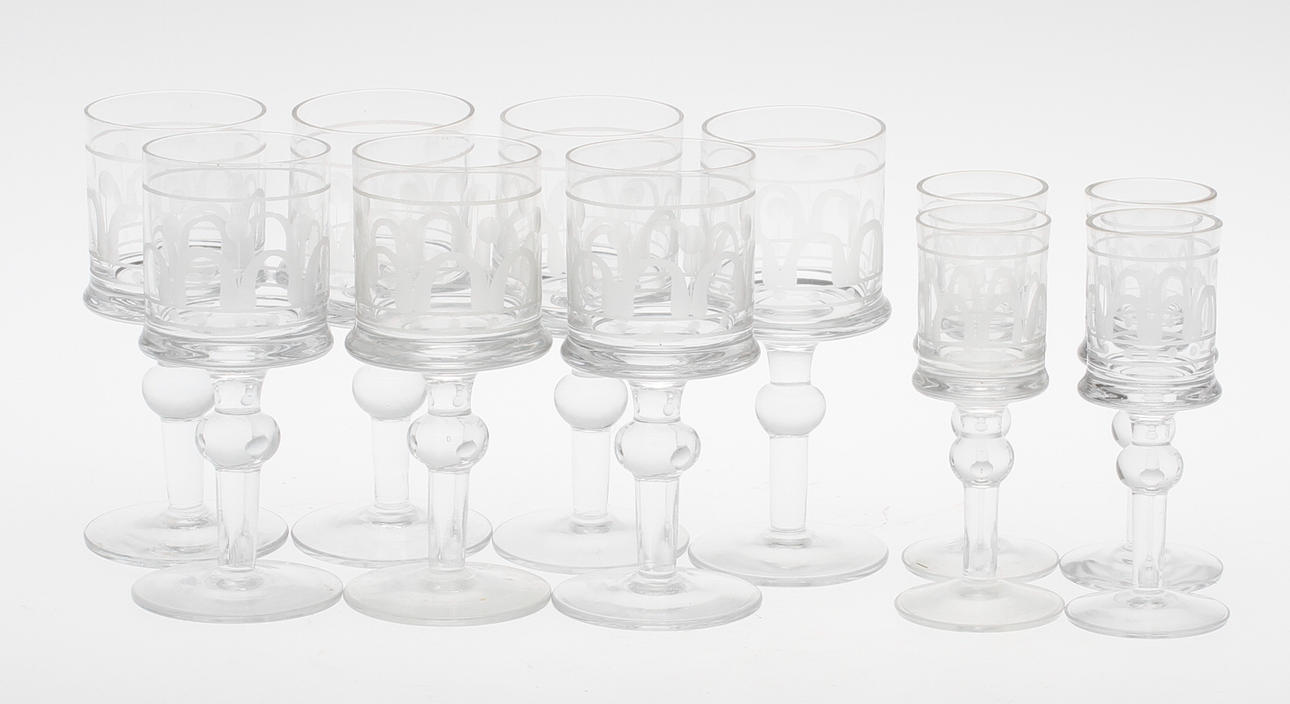 GLASSERVISDELAR, 11 delar, “Husar”, Bertil Vallien, Boda Åfors.