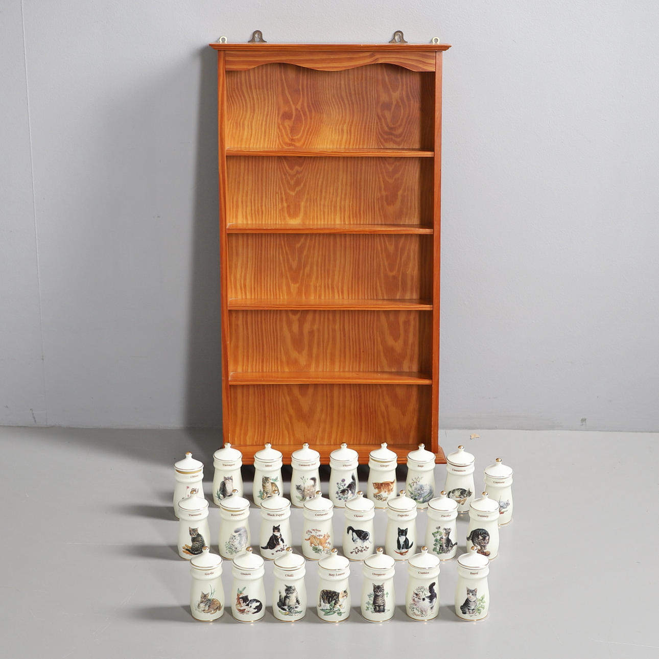 LESLEY ANNE MAUSTEPURKIT JA MÄNTYHYLLY.