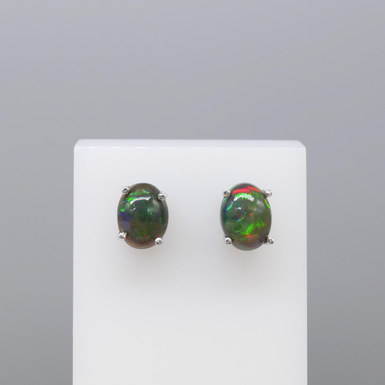 Pendientes de ópalo negro etíope.