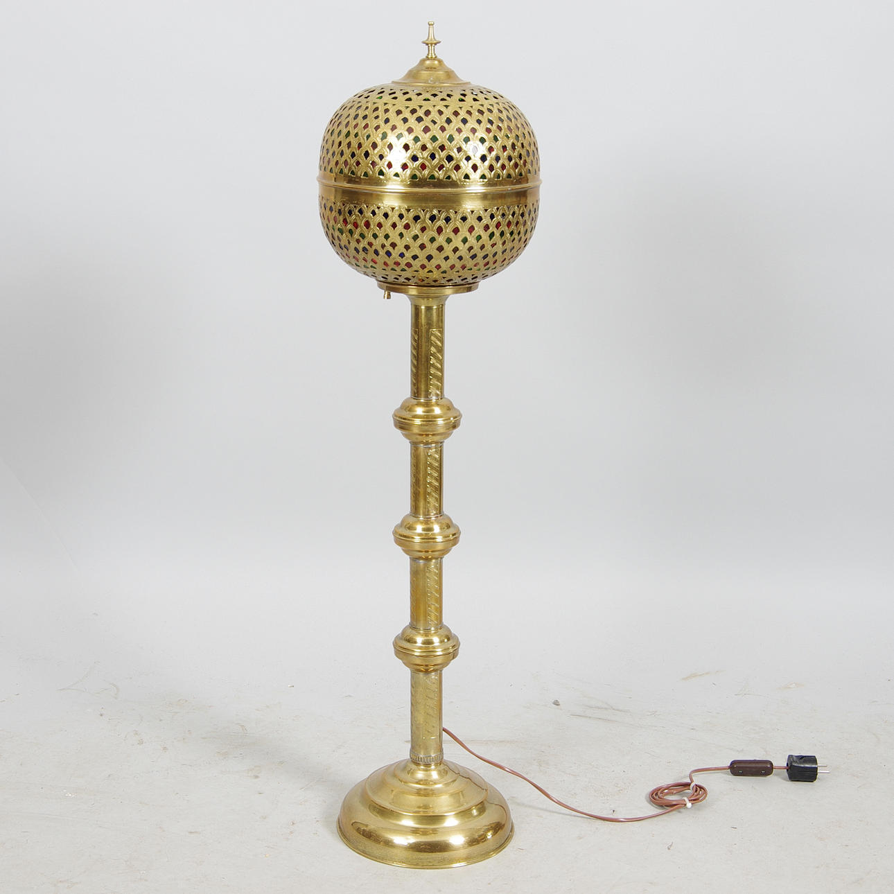 GOLVLAMPA, mässing, orientalisk stil.