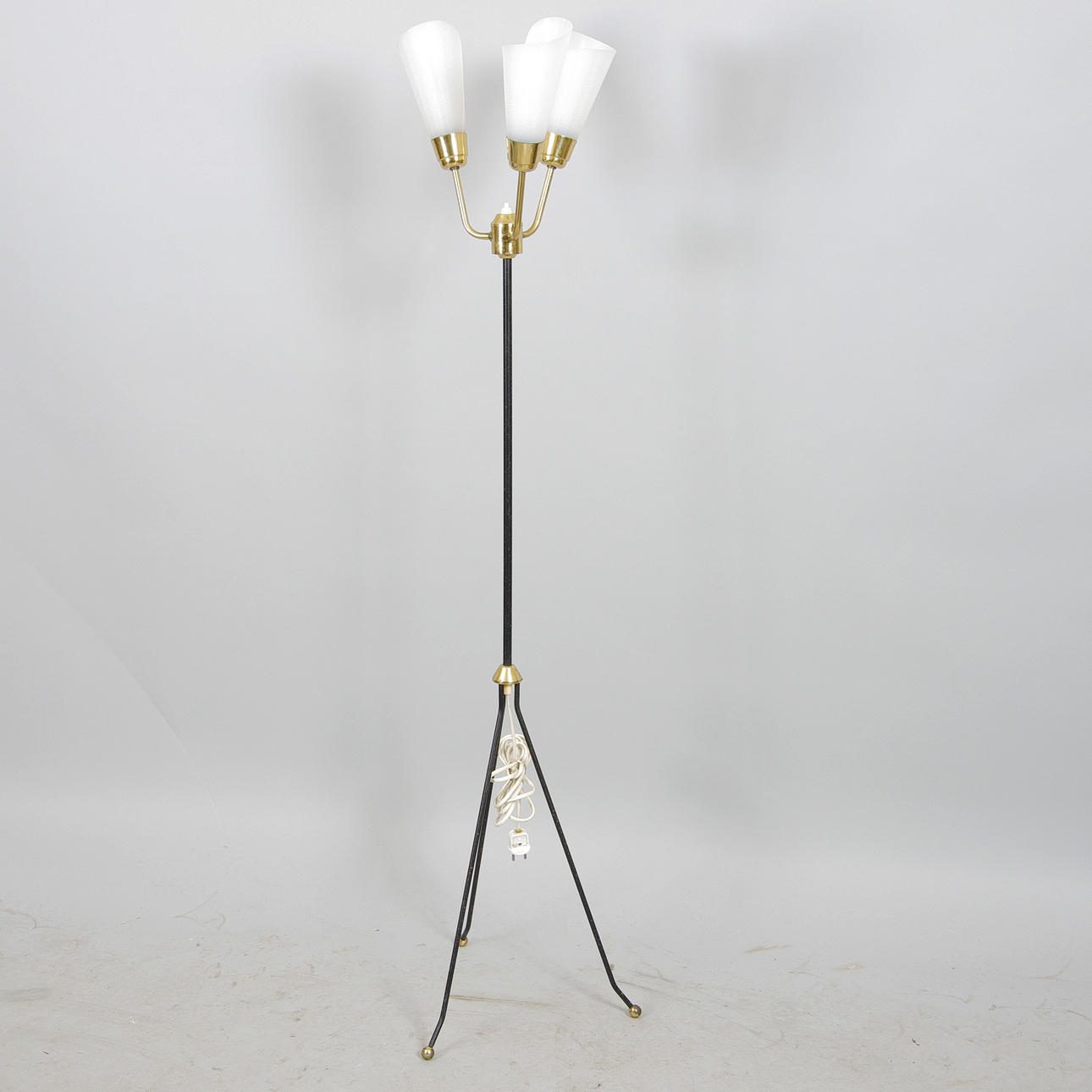 GOLVLAMPA, 3-armad, ABBA 114, svartmålad/mässing/plastkupor.