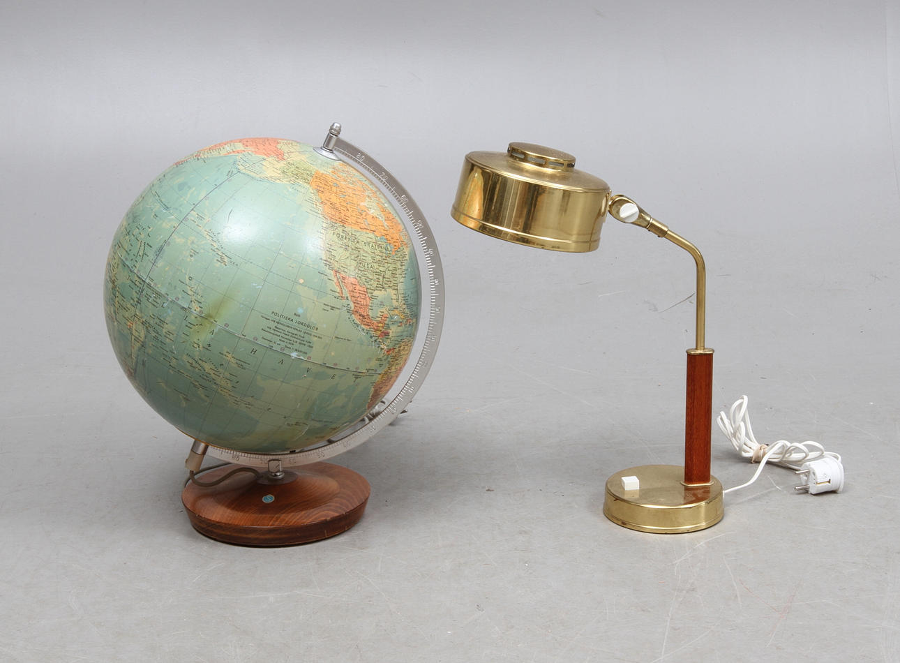 JORDGLOB, Räth Politiska, och BORDSLAMPA, mässing och teak, 1900-talets andra hälft.