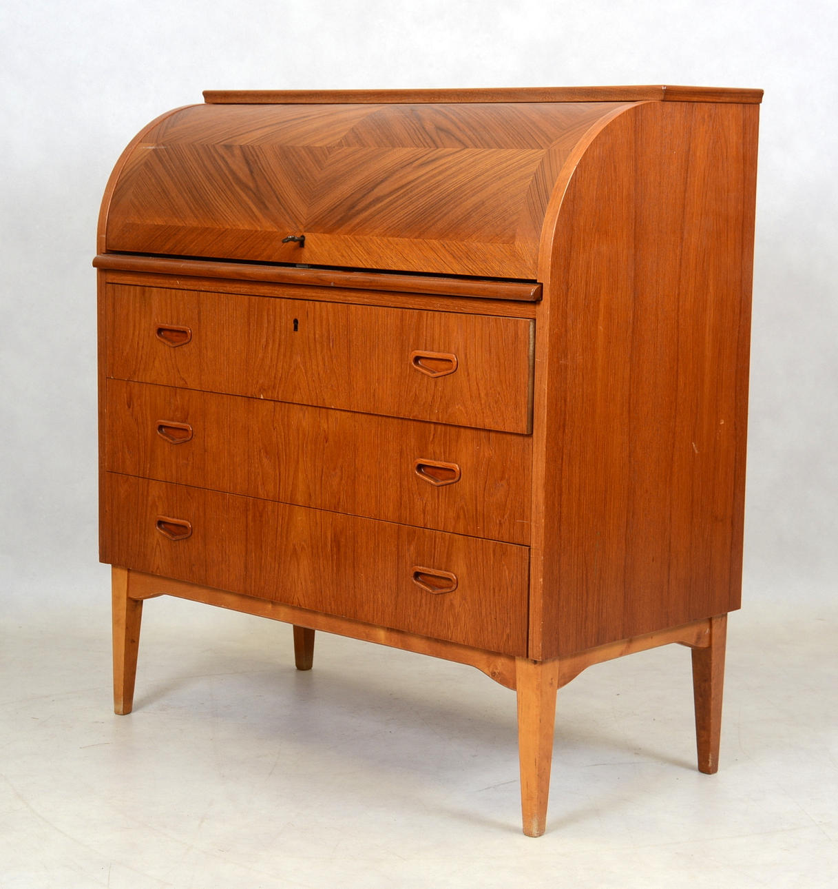 SKRIVBYRÅ med rullklaff, teak, 1960-tal.