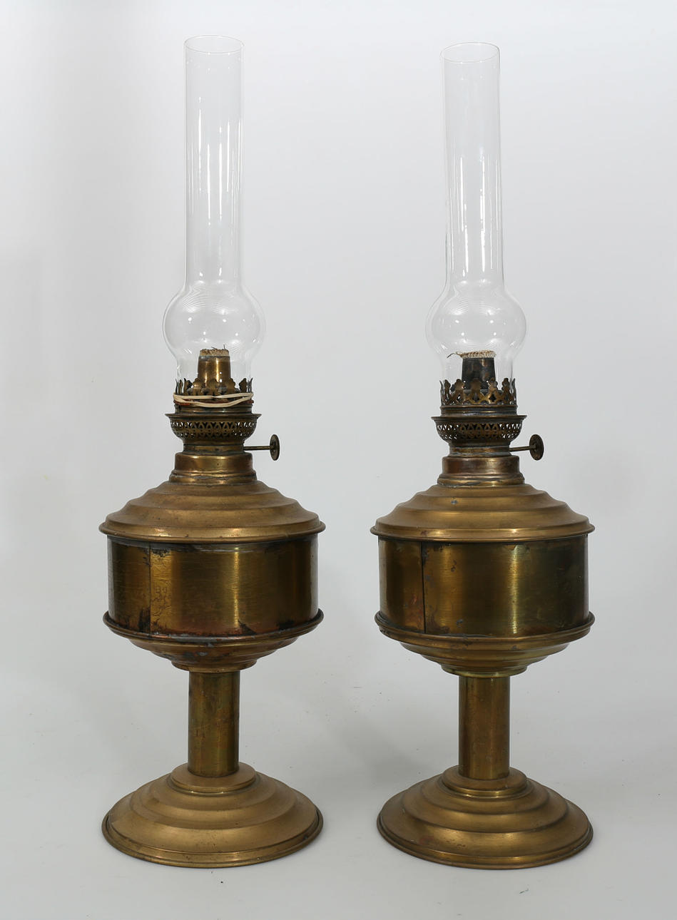 FOTOGENLAMPOR, gul metall, 2 stycken, 1900-talets första kvartal.