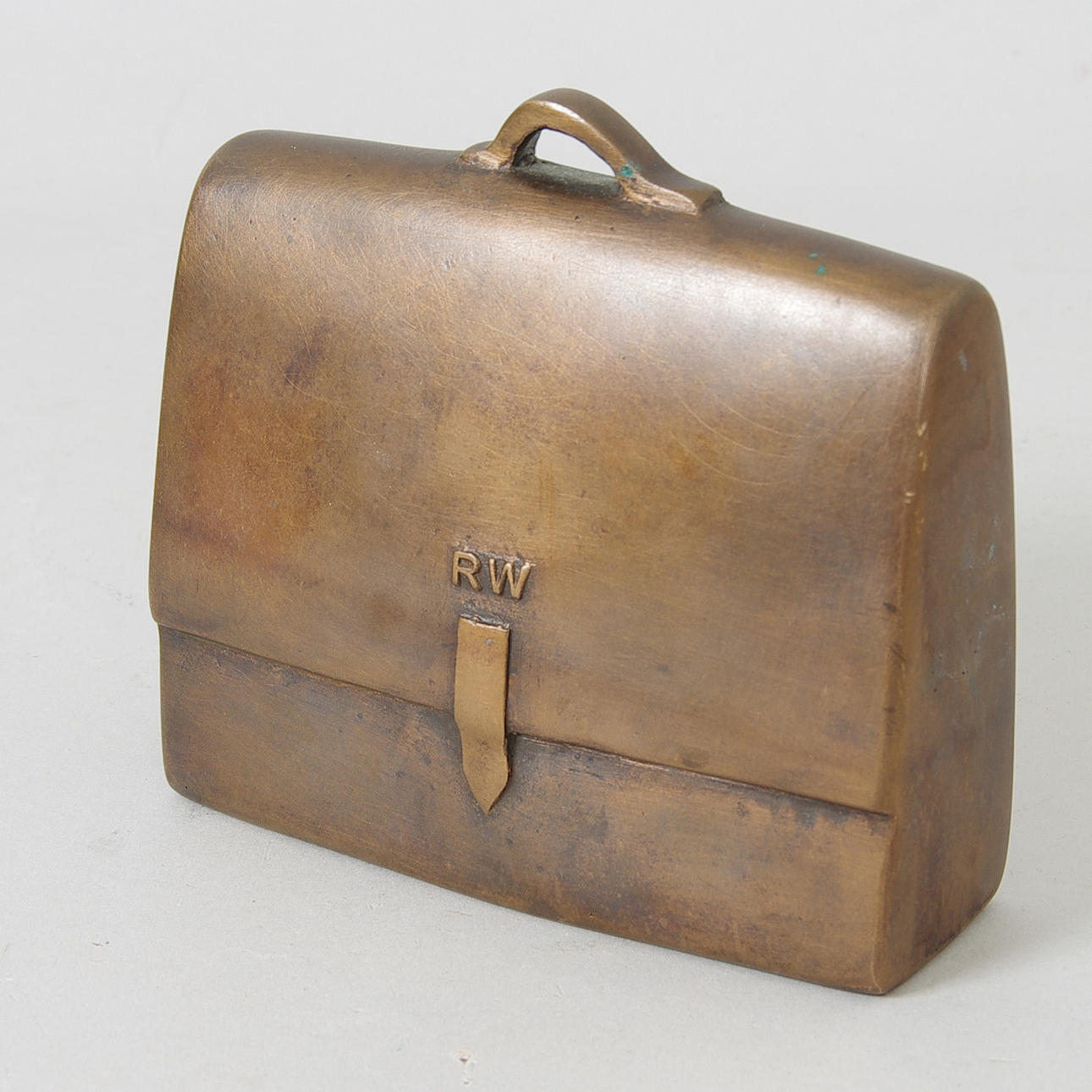 SKULPTUR, portfölj, brons, Ulla Kraitz, signerad och daterad 1998.