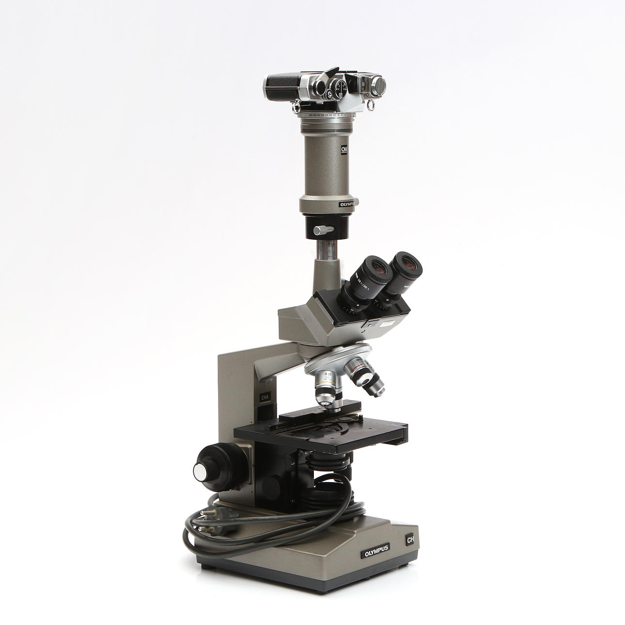 OLYMPUS, MICROSCOPE WITH ASSOCIATED CAMERA. Ch resp. OM-2.