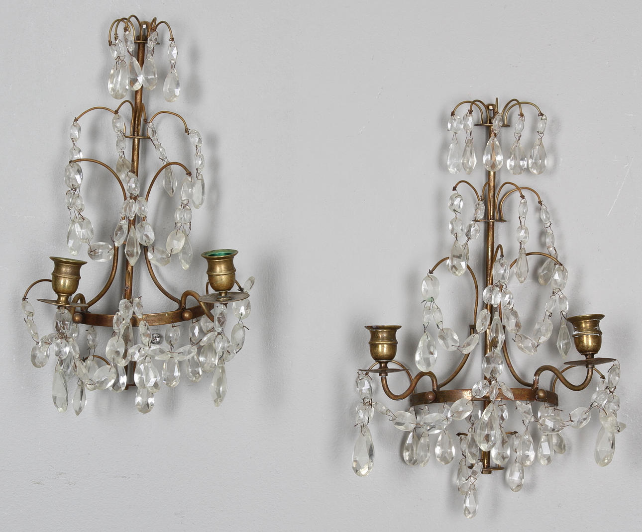 VÄGGLYSTRAR, ett par, omkring 1900.