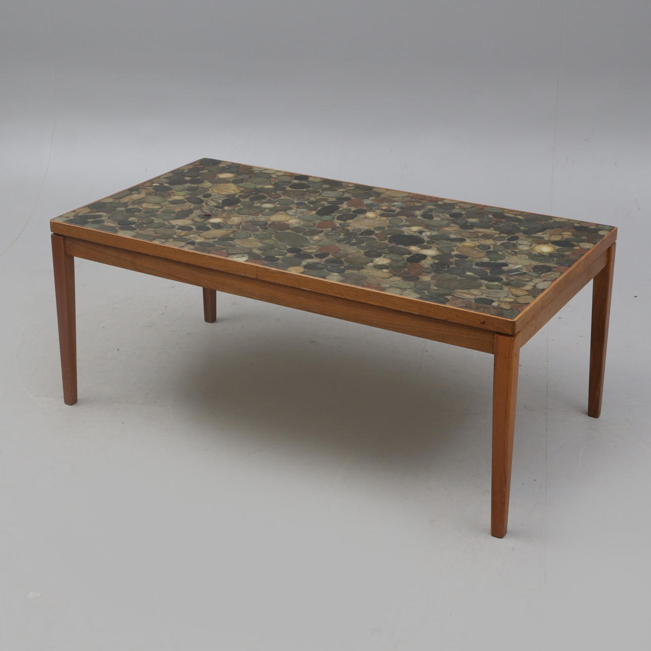 SOFABORD, træ, med top lavet af plasticine støbte sten.