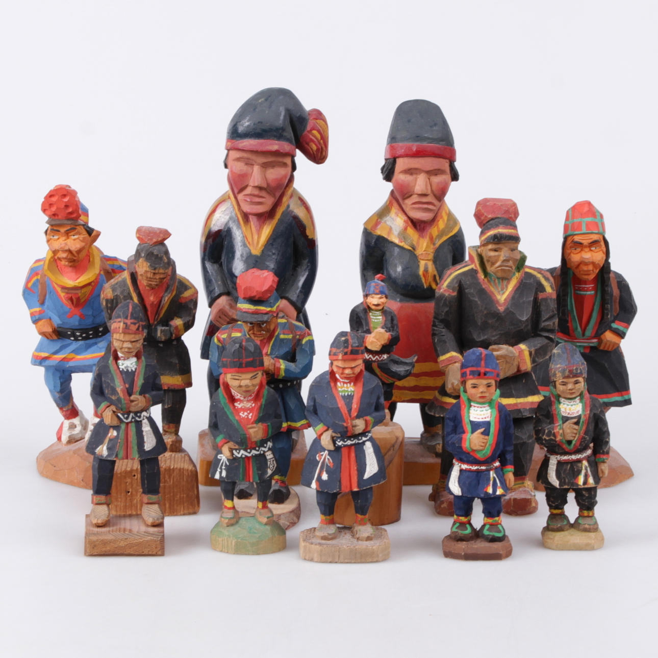 FIGURINER, 13 st. Snidat och skuret trä, delvis Torborg Karlsson Lindberg samt Georg Jonsson.