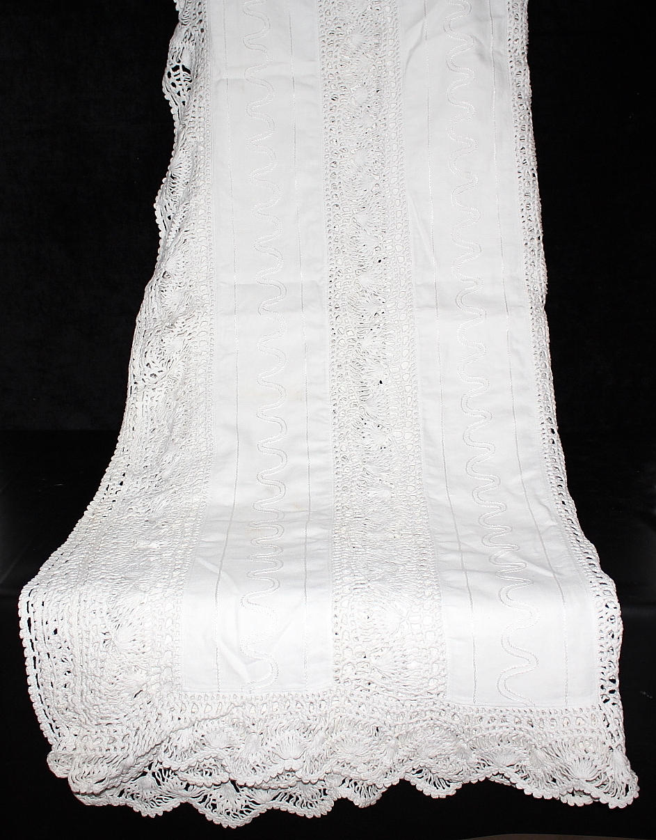 DUK, virkad och handbroderad.