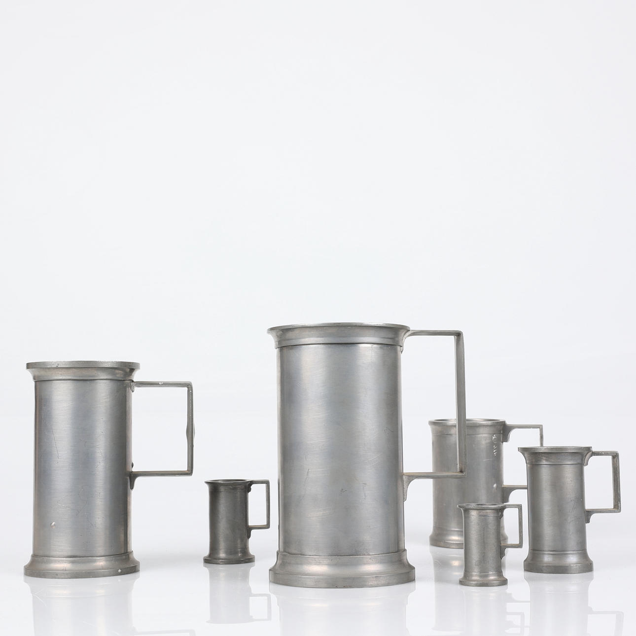 MEASURING JUGS, 6 pieces in tin.